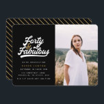 40 e fabuloso convite para fotografias de festa de<br><div class="desc">Celebre seu estilo de aniversário de 40 anos com esses 40,  40,  e fabulosos convites para fotos de festa de aniversário. Um texto de script retrô e gráficos em negrito. Parte de uma coleção.</div>