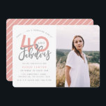40 e fabuloso convite para fotografias de festa de<br><div class="desc">Celebre seu estilo de aniversário de 40 anos com estes 40 cinzentos e rosa e fabulosos convites para fotos de festas surpresa de aniversário. Um design moderno com texto de script e gráficos ousados. Altere a cor para personalizar. Parte de uma coleção.</div>