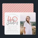 40 e fabuloso convite para fotografias de festa de<br><div class="desc">Celebre seu estilo de aniversário de 40 anos com estes 40 cinzentos e rosa e fabulosos convites para fotos de festas surpresa de aniversário. Um design moderno com texto de script e gráficos ousados. Altere a cor para personalizar. Parte de uma coleção.</div>