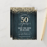 50º aniversário Dourado Guardar o Convite de Orçam<br><div class="desc">Elegante brilho de ouro Faux com os realces de confete em shimmering na borda superior e inferior. Todo o texto é ajustável e fácil de mudar para as necessidades do seu próprio partido. design de modelo de 50 anos elegante excelente. O fundo texturizado azul de madeira falsa faz um convite...</div>