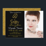 60 e Convite de Aniversário à Folha de Ouro Sassy<br><div class="desc">60 anos e Sassy Gold Foil Glamorous Aniversário. A foto neste convite pode ser atualizada,  assim como o nome,  a data e o local.</div>