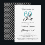 60 e Sassy | 60.o Convite de aniversário<br><div class="desc">Um convite para fotos de 60 anos, elegante, que você pode personalizar e enviar para a sua sexagésima festa de aniversário. As palavras "60 e Sassy" em brilho preto e azul são definidas utilizando a tipografia moderna. Há um padrão geométrico preto e branco refinado na parte de trás do cartão....</div>