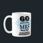 60th Canecas do aniversário<br><div class="desc">Personalize o nome da Sra. Sempre Direito para criar um divertimento e um presente original para comemorar um 60th aniversário de casamento especial. Projetado por Piglet© puro em www.zazzle.com/purepiglet*.</div>