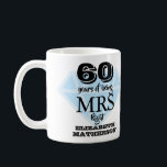 60th Canecas do aniversário<br><div class="desc">Personalize o nome da Sra. Direito para criar um divertimento e um presente original para comemorar um 60th aniversário de casamento especial. Projetado por Piglet© puro em www.zazzle.com/purepiglet*.</div>