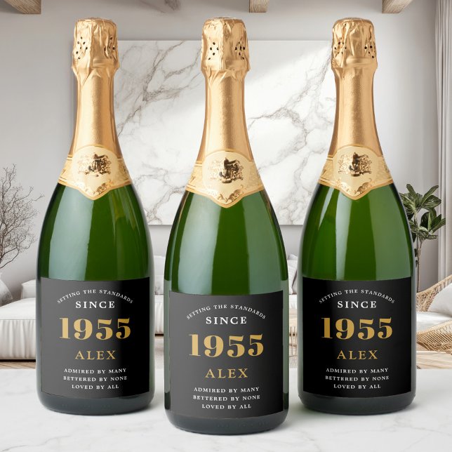 70 Aniversário Nome 1955 Chic Preto Dourado Elegan (Custom sparkling wine bottle labels on 3 bottles in a modern room.)