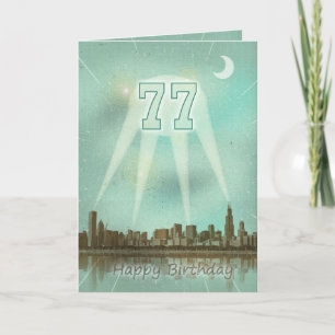 77.º Cartão de aniversário com cidade e holofot