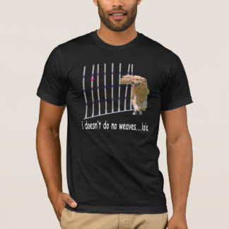 A agilidade do golden retriever "tece" o t-shirt