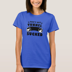 A agilidade engraçada persegue o t-shirt do túne
