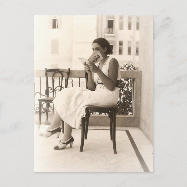 A alegria de ler o cartão postal (Frente)