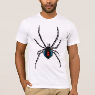 A aranha da viúva negra sombreou o t-shirt
