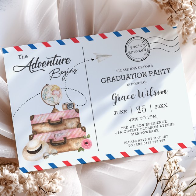A Aventura de Bagagem de Cartão Postal Começa Fest (the adventure begins pink suitcases globe postcard style graduation party photograph invitation card)
