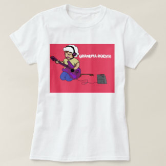 A avó balança o t-shirt
