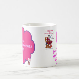 A avó da avó engancha uma caneca do trapaceiro