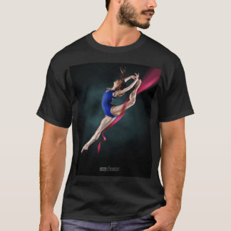 A bailarina de Katya salta o Pin acima do t-shirt