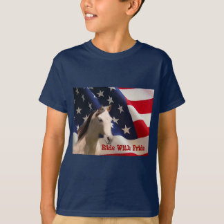 A bandeira americana do cavalo caçoa o t-shirt