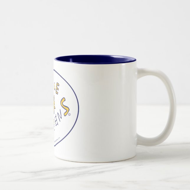 A benevolência acontece a caneca 11oz (Direita)