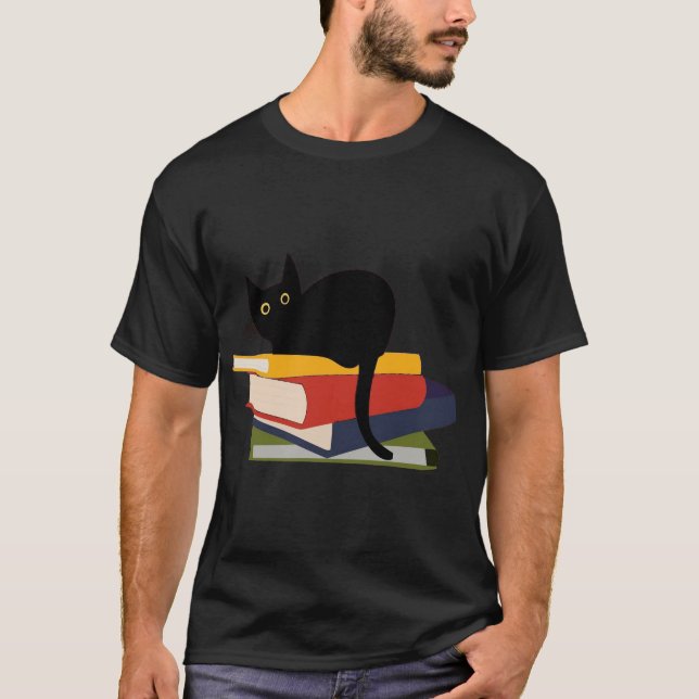 A black cat sits on top of a stack of five books. (Frente)