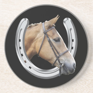 A cabeça de cavalo em uma porta copos em ferradura