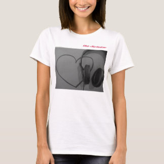 A camisa das meninas do coração & dos fones de