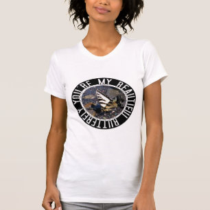 A camisa das mulheres bonitas da borboleta