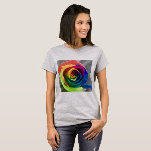 A camisa das mulheres cor-de-rosa do arco-íris