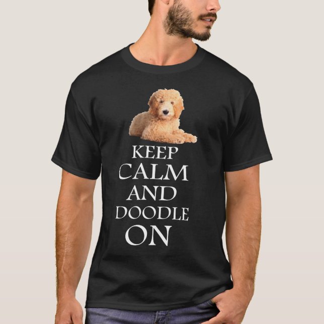 A camisa de Goldendoodle T MANTEM a CALMA E o (Frente)