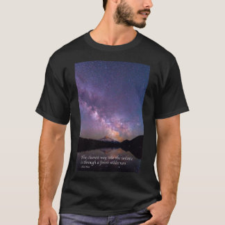 A camiseta com a citação de John Muir sobre o univ