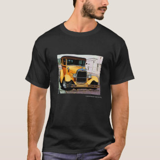 A camiseta do adulto amarelo clássico do hot rod