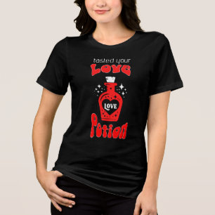 A camiseta preta das mulheres provou sua poção de