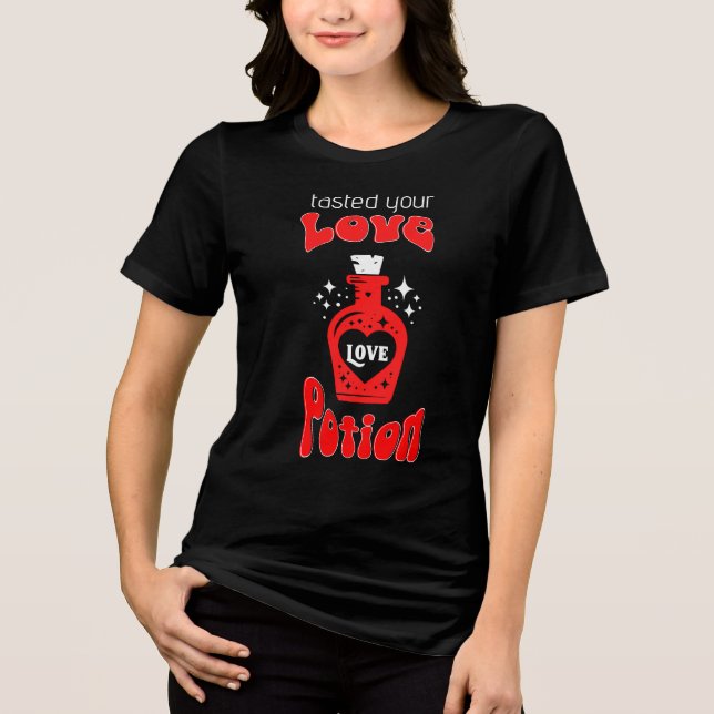 A camiseta preta das mulheres provou sua poção de  (Frente)