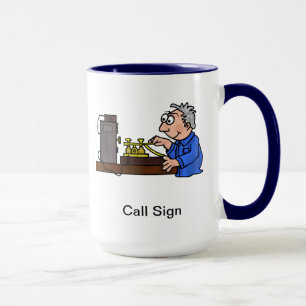 A caneca cinzenta do cabelo do operador masculino
