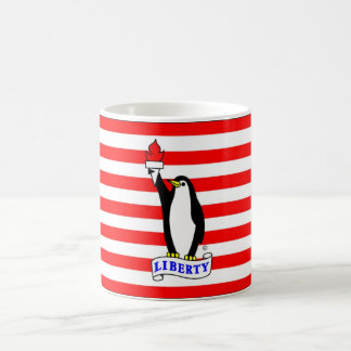 A caneca da bandeira do pinguim da liberdade