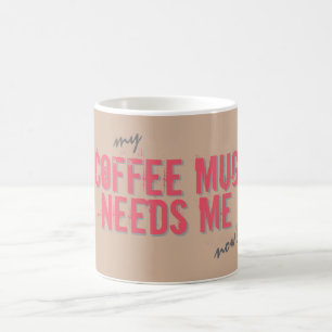 A CANECA de CAFÉ engraçada PRECISA-ME cor-de-ros