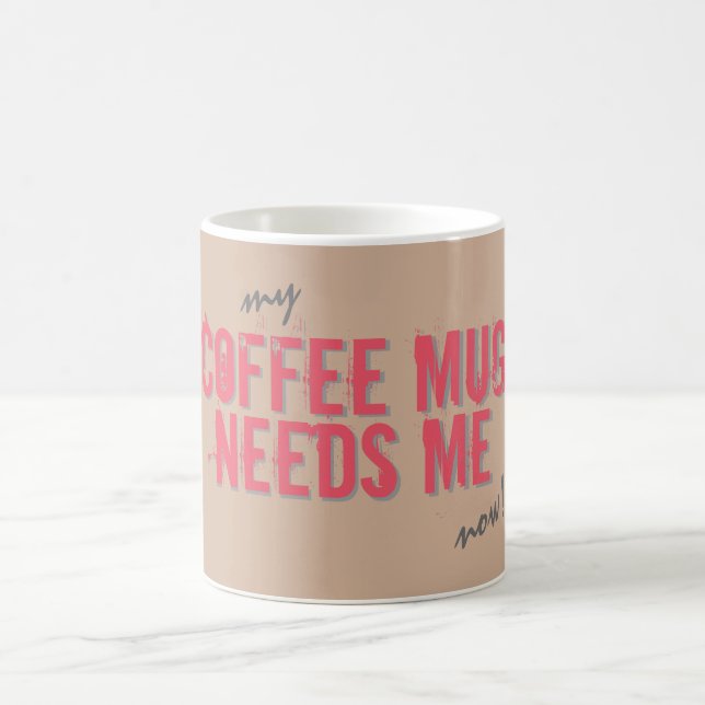 A CANECA de CAFÉ engraçada PRECISA-ME cor-de-rosa (Centro)