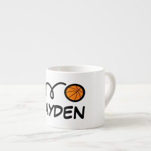 A caneca de criança personalizada com basquete gi