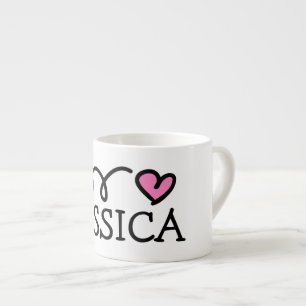 A caneca de criança personalizada com um coraçã