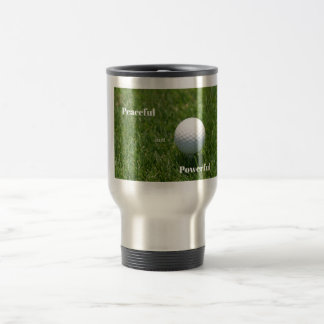 A caneca de viagem do jogador de golfe