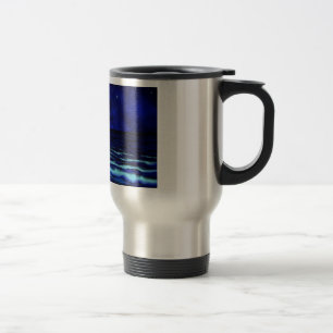 A caneca de viagem escava um túnel a praia Kauai