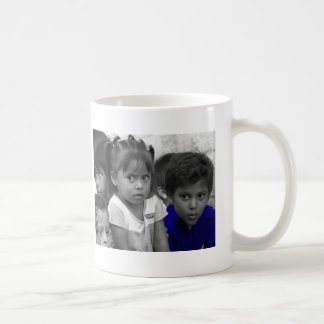 A caneca do café do campo de oleiro