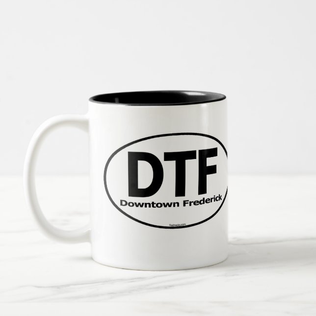 A caneca do centro de DTF Frederick (Esquerda)