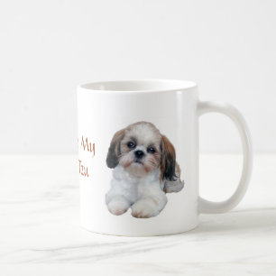 A caneca dos filhotes de cachorro de Shih Tzu