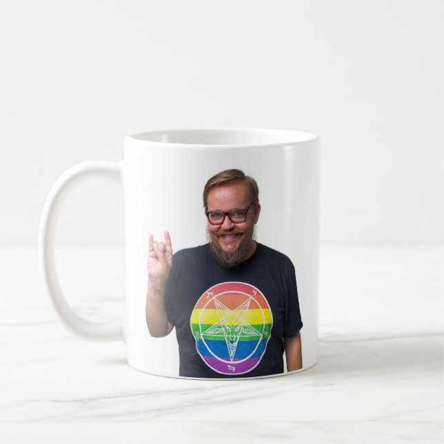 A caneca oficial de Satanis do homo (Esquerda)