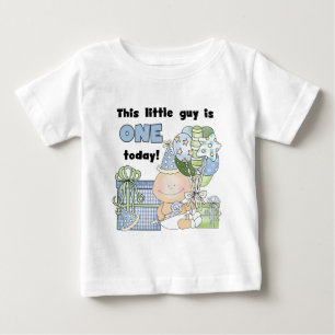 A cara pequena é o camiseta um e os presentes