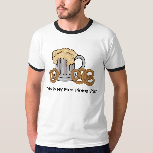 A cerveja e os pretzeis multam o jantar do t-shirt (Frente)