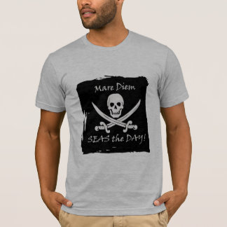 A chalaça engraçada do pirata apreende o t-shirt