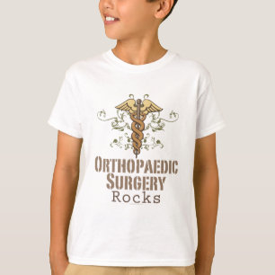 A cirurgia ortopédica balança o t-shirt dos miúdos
