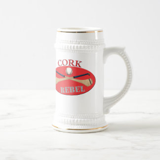 A cortiça revolta-se caneca de cerveja da cerveja
