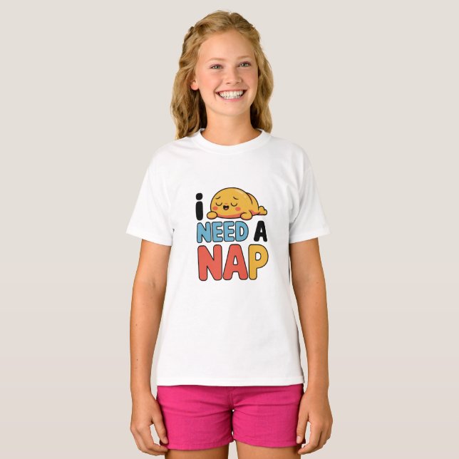 A cute and funny “Need A Nap” design featu T-Shirt (Frente Completa)