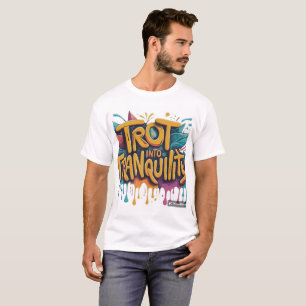 **A design de t-shirt contém a frase "Trot int