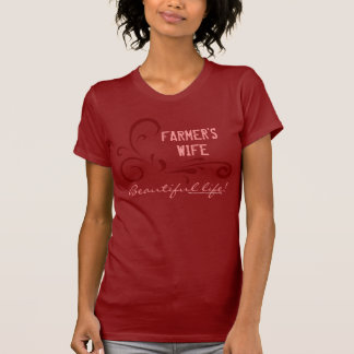 A esposa do fazendeiro, vermelho bonito do t-shirt